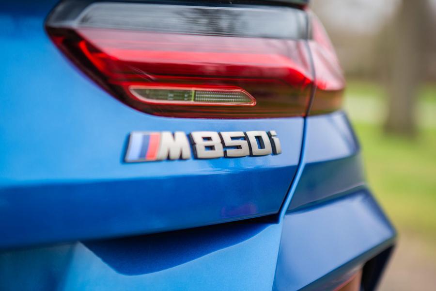 Логотип BMW M850i xDrive Convertible (G14) 2019 года  (NA) (фото 4 из 59)